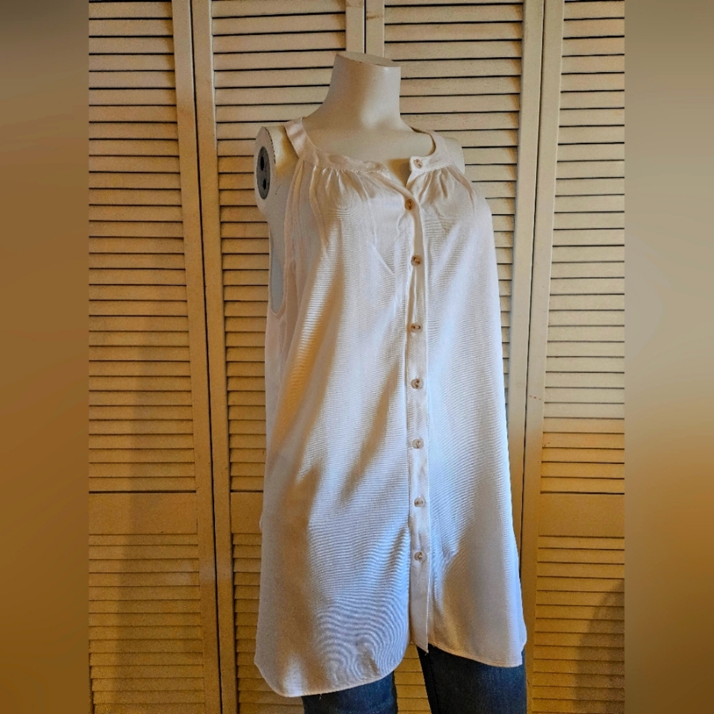 Sleeveless button up blouse